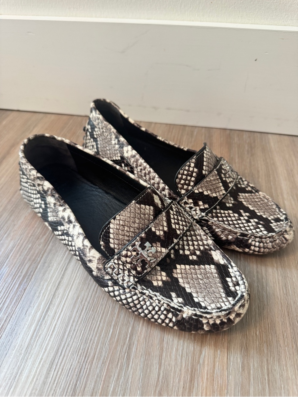 Tory Burch Kira Women’s 9.5 Snakeskin Embossed Leather Driving Loafers Flats tan